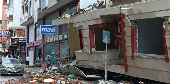 Hatay'da depremlerde hasar alan iki katlı bina çöktü!