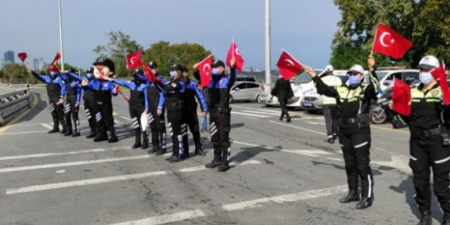 Polis ekipleri sürücülere Türk bayrağı hediye etti