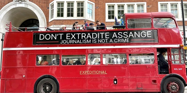 Assange için kırmızı otobüsle protesto