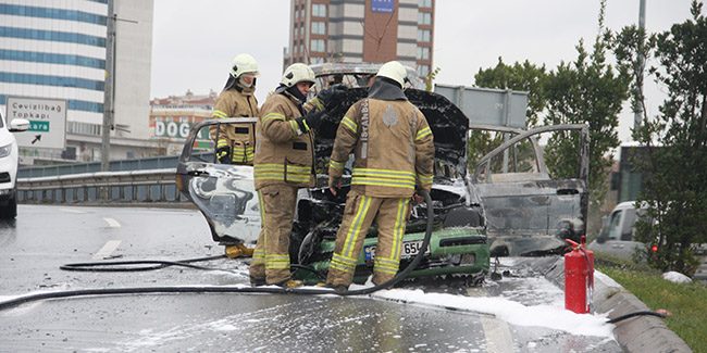 Zeytinburnu’nda seyir halindeki otomobil alev alev yandı
