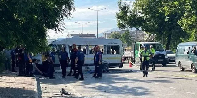 Bursa'da işçi servisi ile otomobil çarpıştı: 1 ölü, 9 yaralı