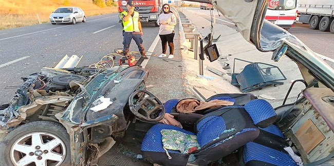 Kütahya'da feci kaza! Bariyerlere çarpan otomobil hurdaya döndü: 3 yaralı