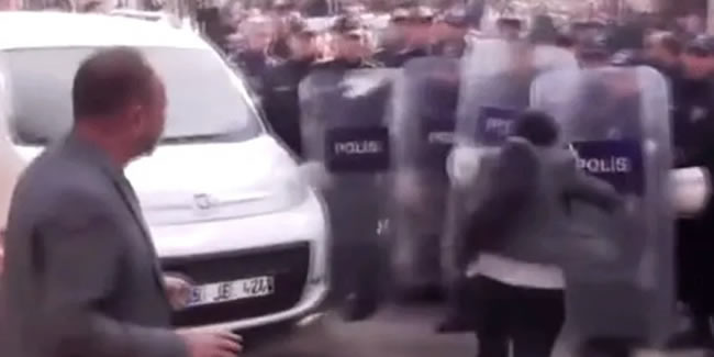 HDP'li vekil polis kalkanına kafa atmaya çalıştı