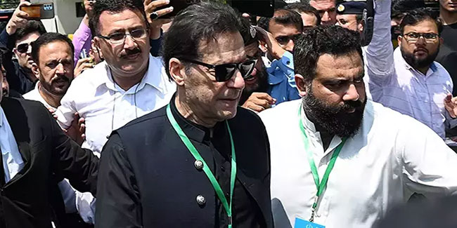 Eski Pakistan Başbakanı Khan’ın hapis cezasına erteleme geldi