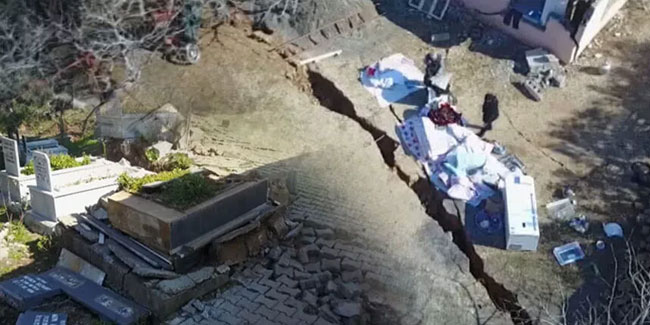 Deprem köyü ortadan ikiye böldü