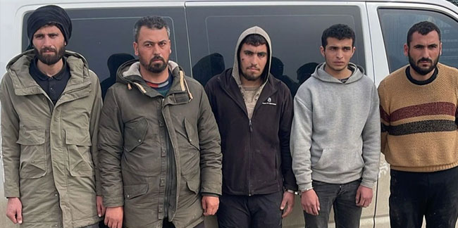 Hatay'da 25 düzensiz göçmen yakalandı, 2 göçmen kaçakçısı tutuklandı