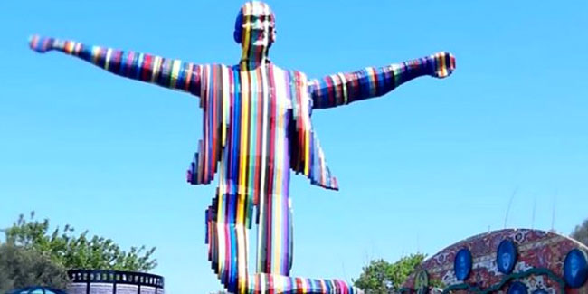 İzmir'deki renkli Atatürk heykeli kaldırıldı