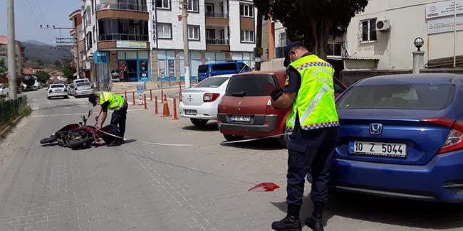Edremit’te motosiklet park halindeki araca çarptı: 1 yaralı