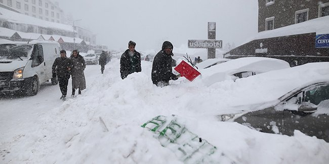 Uludağ'da tatilciler karlar altında kalan araçlarını böyle aradı