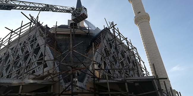 Taksim Camii inşaatında yangın paniği