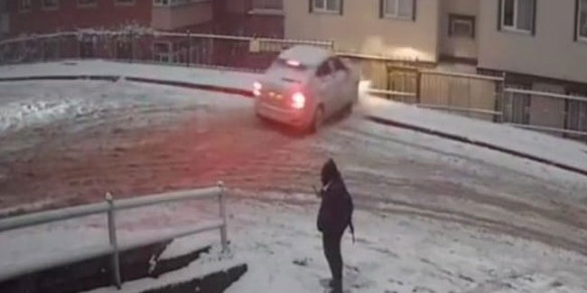 Trabzon'da karda duramayınca bahçeye düştü