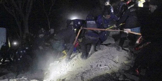 Meksika'da yolcu otobüsü uçuruma yuvarlandı: 18 ölü