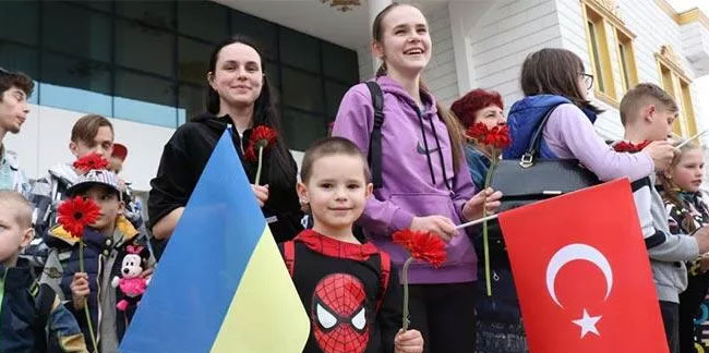 Türkiye kucak açtı! Ukraynalı yetim çocuklar karanfille karşılandı