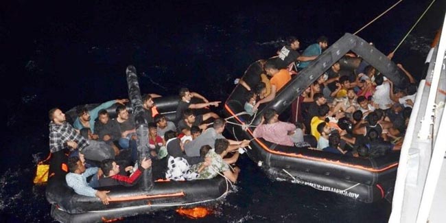 Yunanistan polisi paralarını aldığı göçmenleri Türk karasularına bıraktı