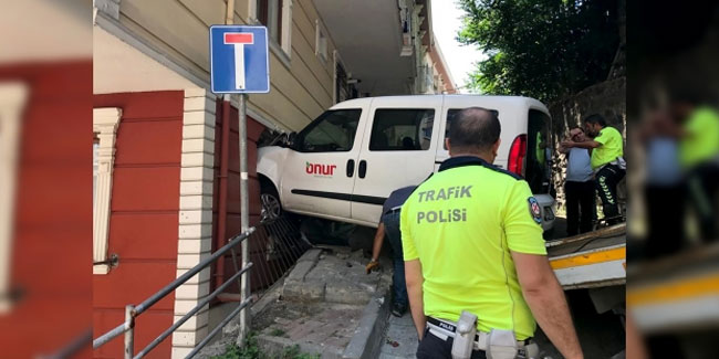 Araç evin duvarına çarptı: 3 çocuk yaralı