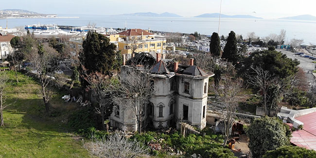 Kadıköy’deki 118 yıllık tarihi köşk harabeye döndü