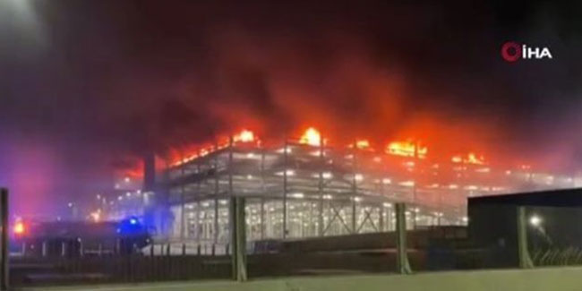 İngiltere'de Havaalanı'nda yangın: Tüm uçuşlar durduruldu