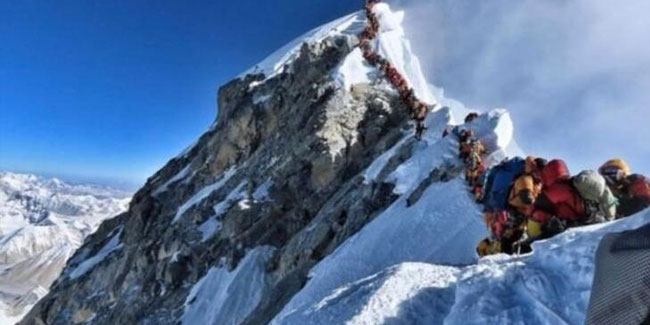 Everest'te tırmanış sezonunda 11 kişi öldü