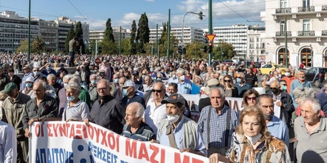 Yunanistan'da emekliler maaş artışı talebiyle gösteri düzenledi