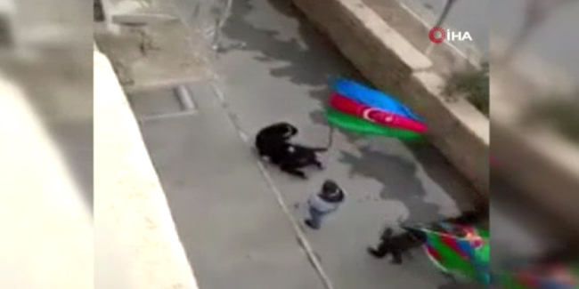 Azerbaycan’da şehit annesinin ayağını öptüler