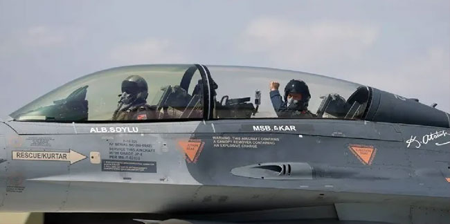 Bakan Akar'dan Ege'de F-16 ile uçuş; Şehitler Abidesi'ni selamladı!