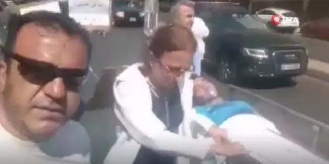 Lübnan’da ambulansın benzini bitti, hastaları yürüyerek taşıdılar