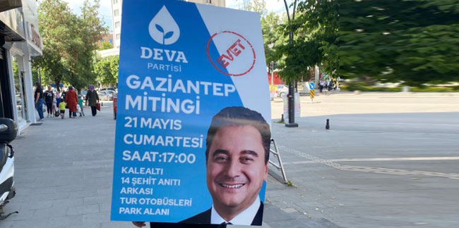 Babacan'ın mitingi yasaklanmıştı: DEVA partili afişi sırtında taşıdı
