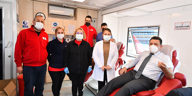 Başkan Ahmet Metin Genç kan bağışında bulundu