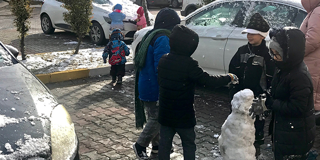 İstanbul güne karla uyandı, çocuklar fırsatı kaçırmadı