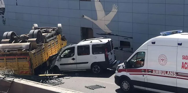 Ankara'da Kuğulu Alt Geçidi'ne kamyon düştü