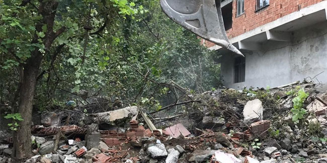 8 kişinin hayatını kaybettiği Çamlıktepe'de yıkımlar başladı