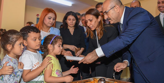 Vali Demirtaş, minik öğrencilere yemek ikram etti