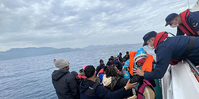 Bodrum açıklarında lastik bottaki 30 kaçak göçmen kurtarıldı