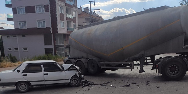 Burdur'da otomobil iş makinesine çarptı: 2 yaralı