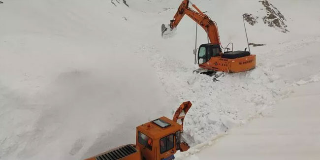 Kar kalınlığı 6 metreyi buldu! Bölgede zorlu mücadele