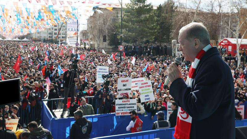 Erdoğan: Gençlerimizi hedef almak zihniyet bozukluğunun işaretidir