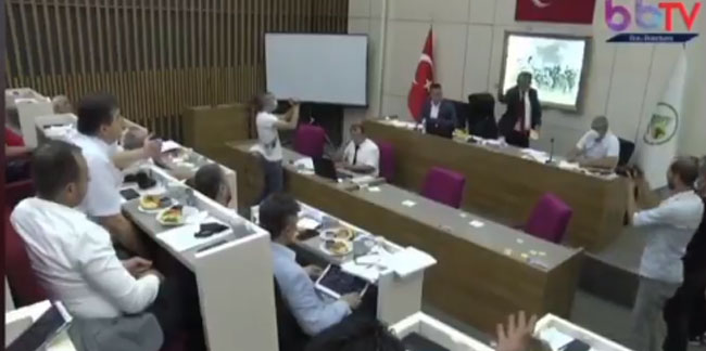Bolu Belediye Başkanı, AKP'li meclis üyelerine çay fırlattı!