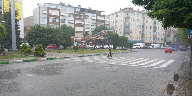 Kırklareli’nde sağanak yağış: Cadde ve sokaklar göle döndü