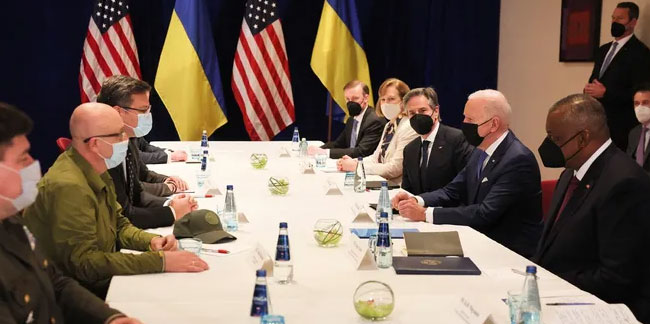 Biden Varşova'da: Ukraynalı bakanlarla ilk kez bir araya geldi