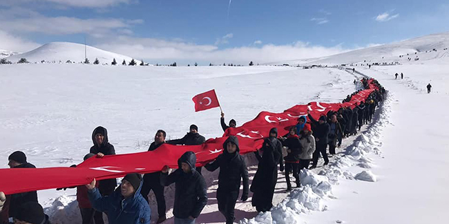 Yunan vekil, metrelerce uzunluktaki Türk bayrağı ile protesto edildi