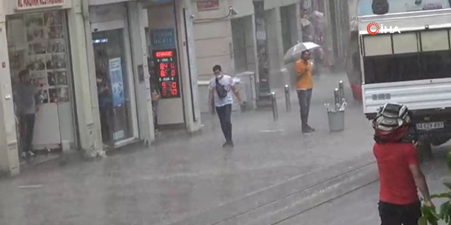 Taksim’de aniden bastıran sağanak yağış vatandaşlara zor anlar yaşattı