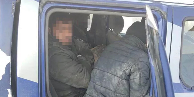 'Dur' ihtarına uymayan kamyonetten 18 kaçak göçmen çıktı