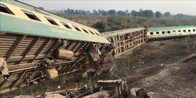 Pakistan’da tren okul servisine çarptı: 3 ölü