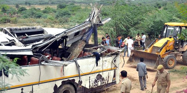 Hindistan'da otobüs kanala düştü: En az 32 ölü