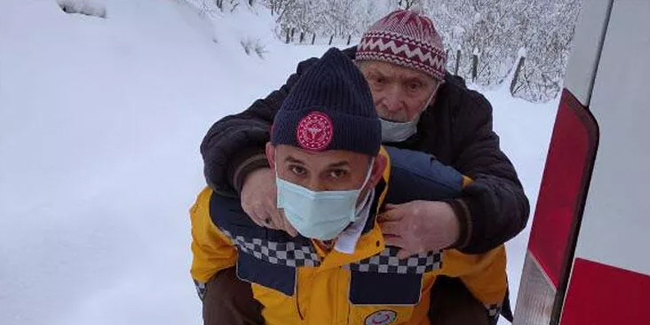 Ambulans şoförü hastayı 500 metre sırtında taşıdı