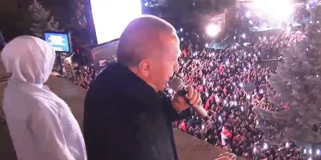 Cumhurbaşkanı Erdoğan balkon konuşması yapıyor | CANLI YAYIN