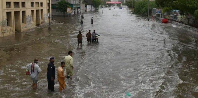 Pakistan'da muson yağmurlarında 777 kişi öldü