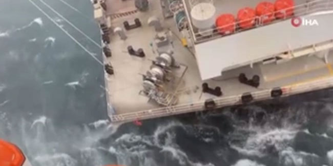 İspanya’da fırtına: Yolcu gemisi yük gemisine çarptı!