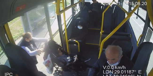 Vicdansızlık! Şoför, engelli çocuk ve annesini halk otobüsüne almadı