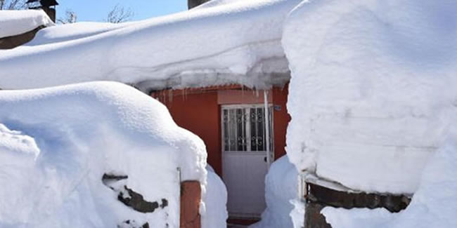 Bitlis’te kar kalınığı 2,5 metreyi buldu, evler kara gömüldü